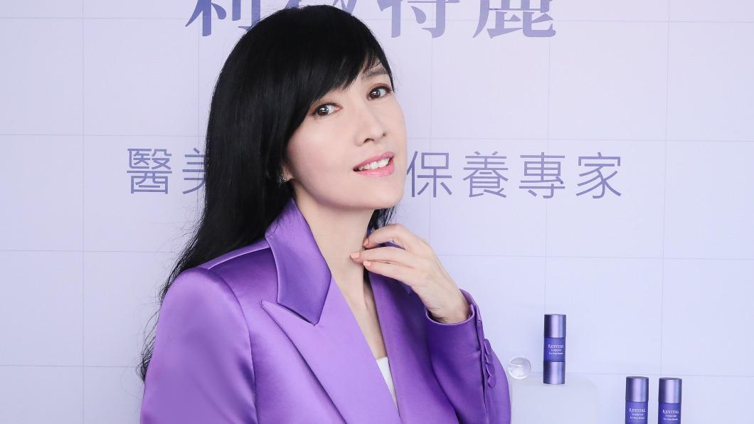 周慧敏坦言很珍惜很愛貓的相處時光,認為自己現在的使命是好好照顧貓兒。(圖/REVITAL莉薇特麗提供)
