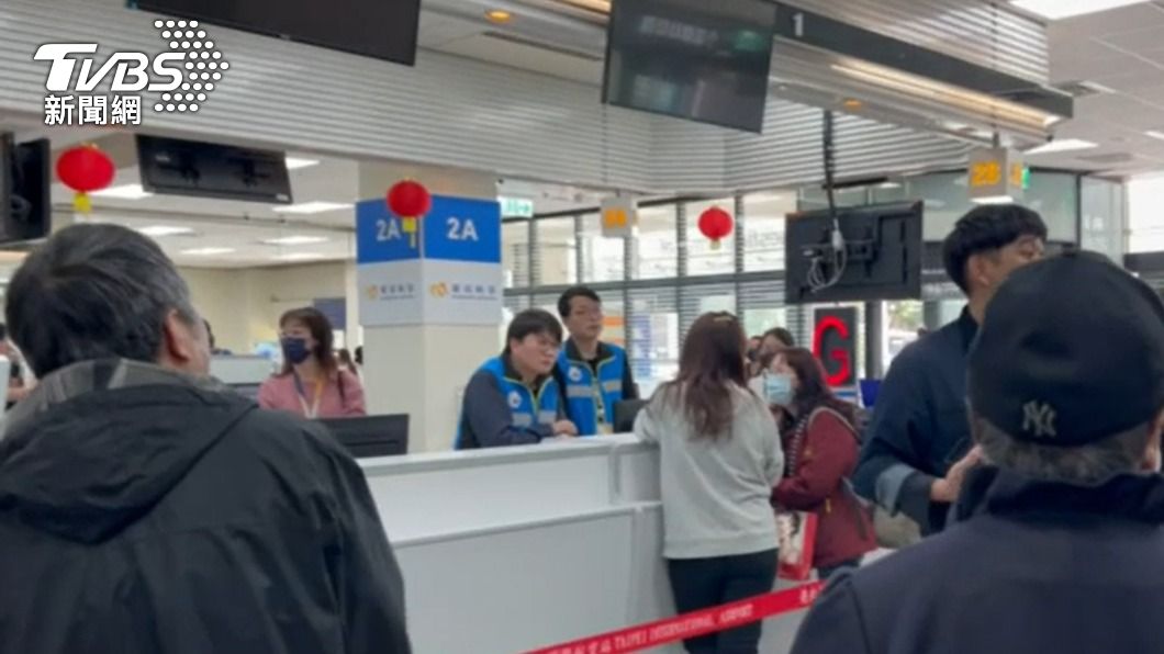 許多金門鄉親都到了松山機場才知道該航班取消。（圖／TVBS）
