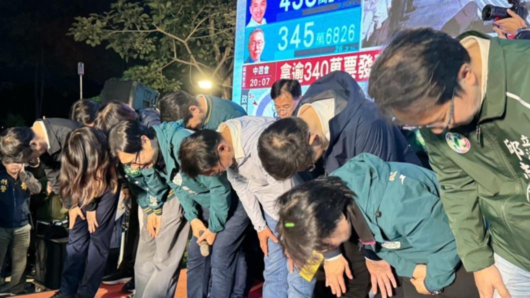 高雄市長陳其邁與當選的其他八位支持者鞠躬向選民表示感謝。（圖／翻攝自陳其邁臉書）