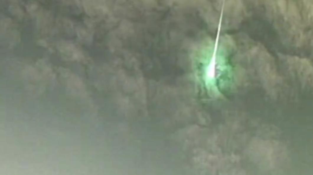 Fw: [新聞] 日本天降「巨大火球」閃奇異綠光　民眾嚇壞：聽到爆炸聲