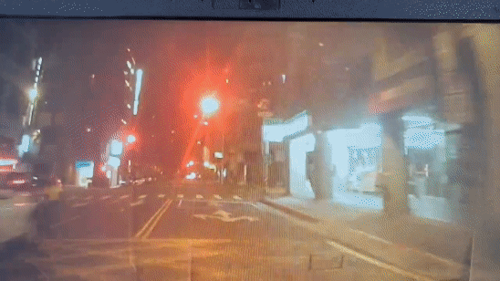 警車行經紅燈路口依規定減速。(圖/TVBS)