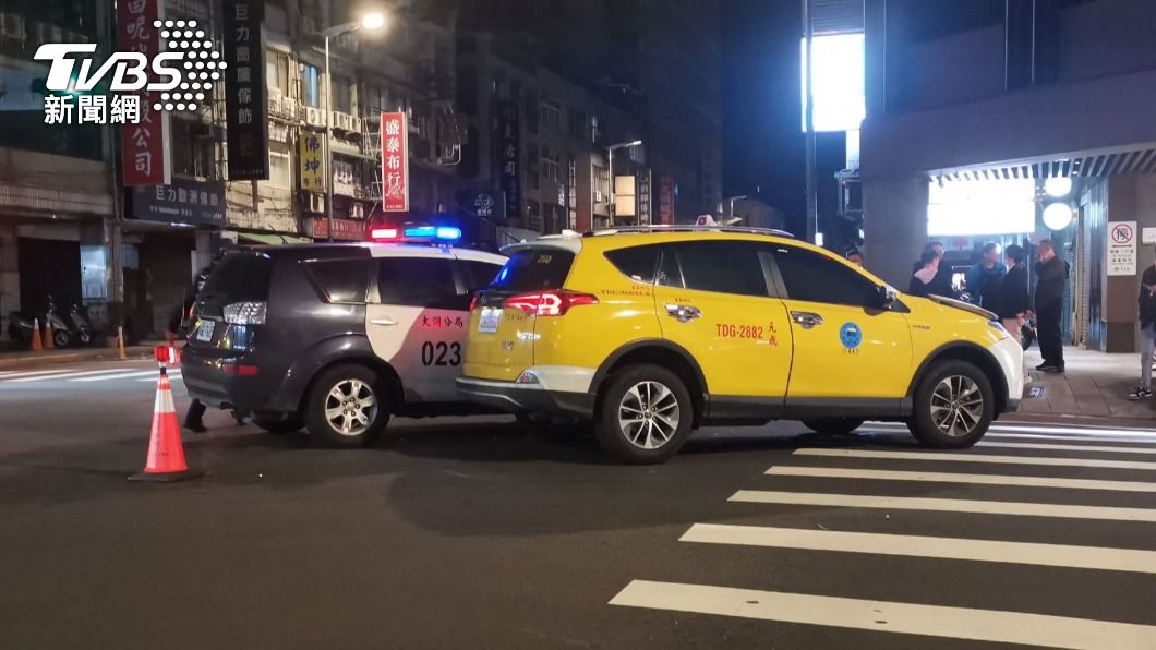 警車和計程車對撞。（圖／TVBS）