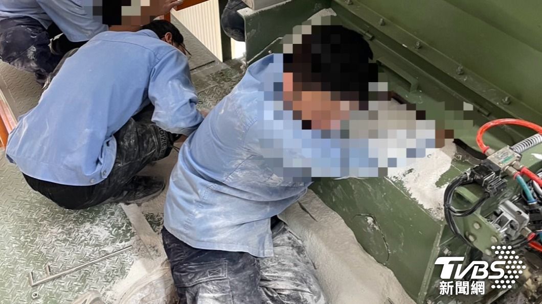 台南一間澱粉工廠的工人左手掌捲入機台，造成粉碎性骨折僅餘皮肉。（圖／TVBS）