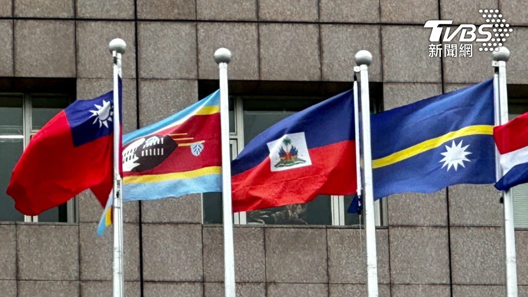 圖為天母使館區諾魯（右一）國旗。（圖/區國強攝）