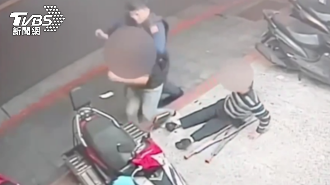 彩券行老闆被攻擊跌坐在地，警方控制男子避免再次攻擊。（圖／TVBS）