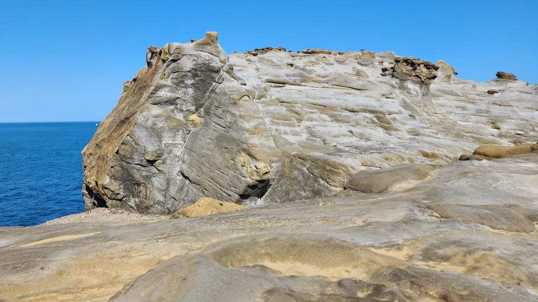 網友發現象鼻岩很像水豚。（圖／翻攝自臉書「基隆人日常」）