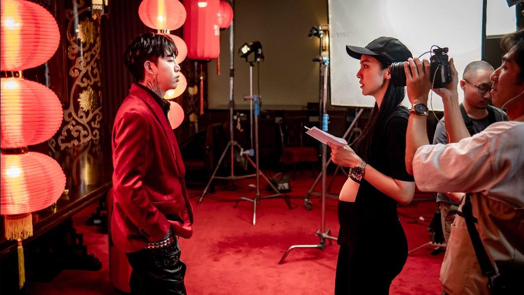 謝和弦（左）拍MV時，老婆陳緗妮也到場陪同。（圖／馬槽音樂提供）