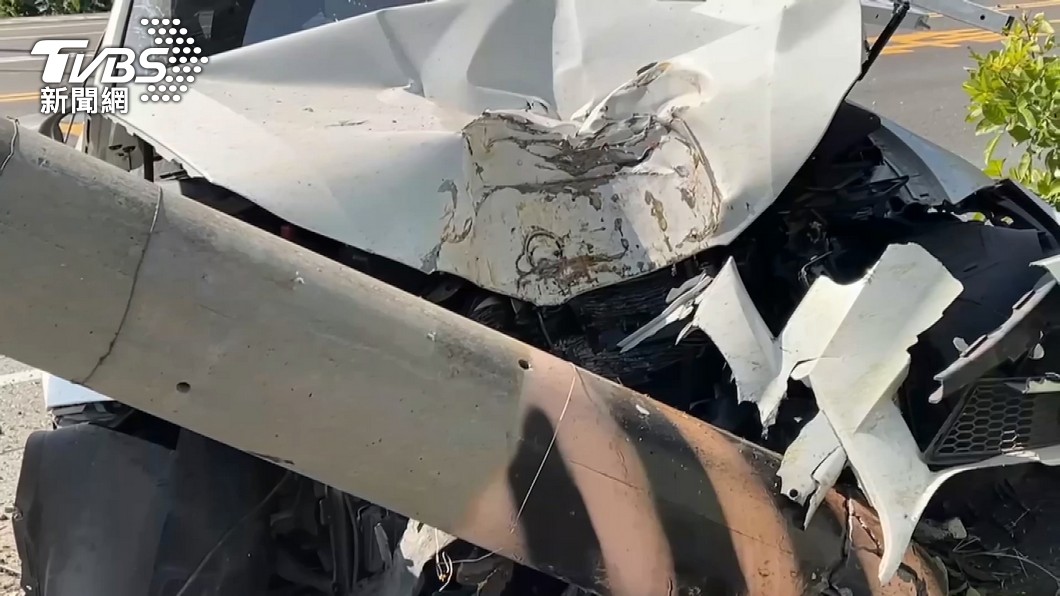 驚險瞬間！汽車逆向撞斷電線桿 車毀人傷一度停電│TVBS新聞網