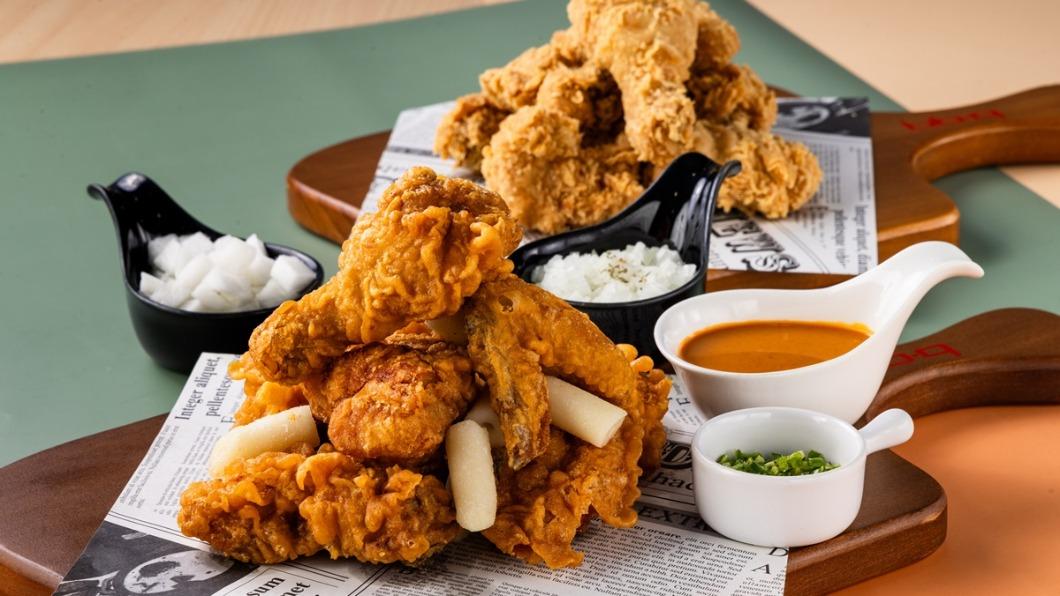 韓國炸雞品牌「bb.q CHICKEN」與知名網紅「韓勾ㄟ金針菇」聯名推出全新口味。（圖／bb.q chicken提供）