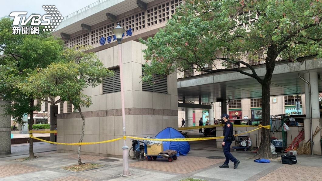 一名街友倒臥台北車站外明顯死亡。（圖／TVBS）
