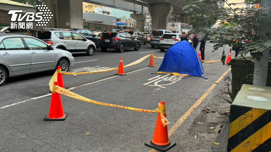 高雄市左營區大中一路今（18）日下午發生一起死亡車禍。（圖／TVBS）