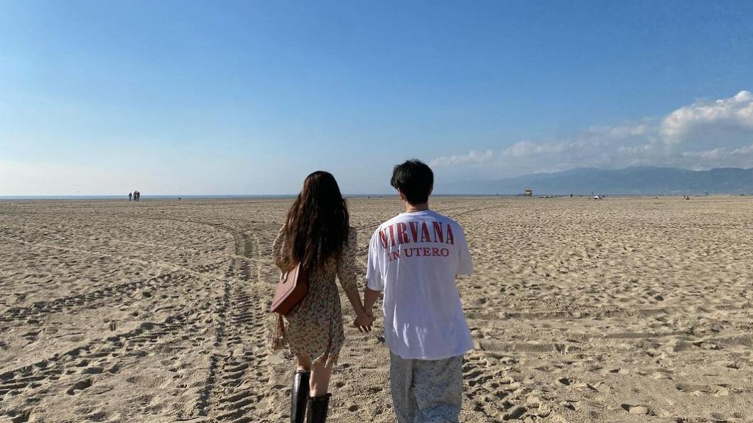 泫雅在社群平台上傳牽手照引發熱議。(圖/翻攝自泫雅IG)