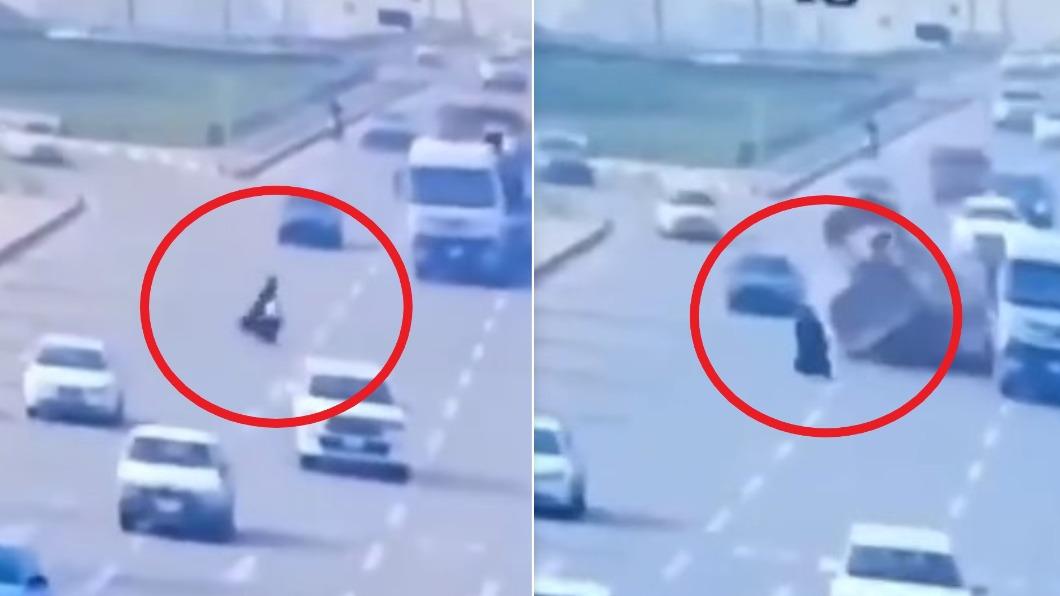 婦人穿越馬路時被拖板車後方的推土機撞死。（圖／翻攝自Instagram@alkhaleej.ae）