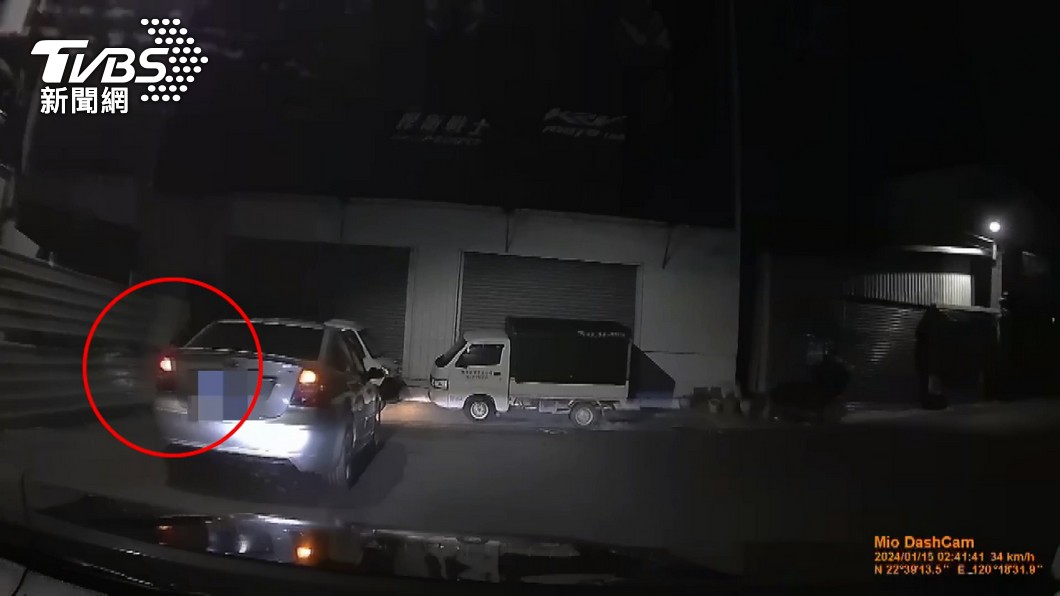 警匪追逐10分鐘!女駕駛「開車門逃」男乘客認:老婆吸的毒│TVBS新聞網