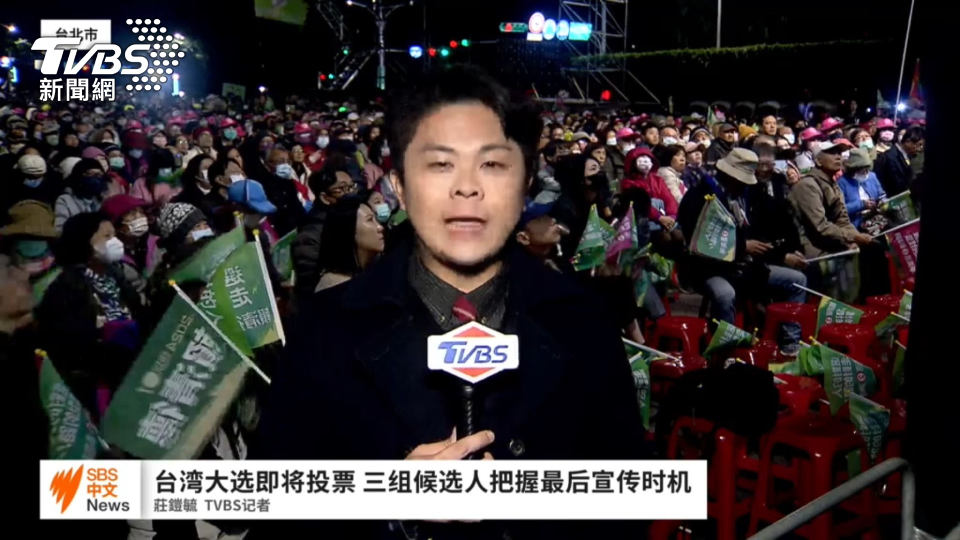TVBS記者莊鎧毓與澳洲SBS新聞台連線，在競選總部帶來現場報導。(圖/TVBS)