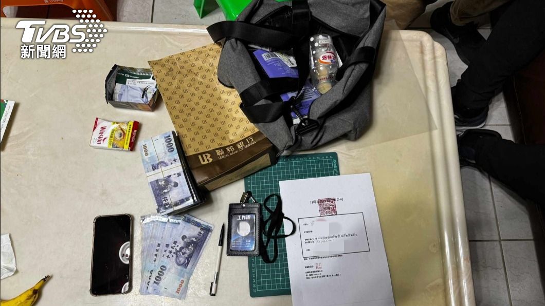 警方查扣偽造的「日暉投資股份有限公司」識別證和收據等證物。（圖／TVBS）