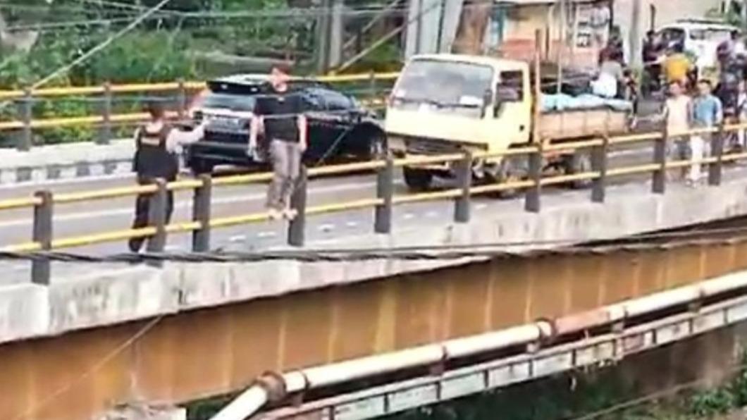 台灣男子因與妻子爭吵，在峇里島的橋上試圖輕生。（圖／翻攝自X@detikbali__）