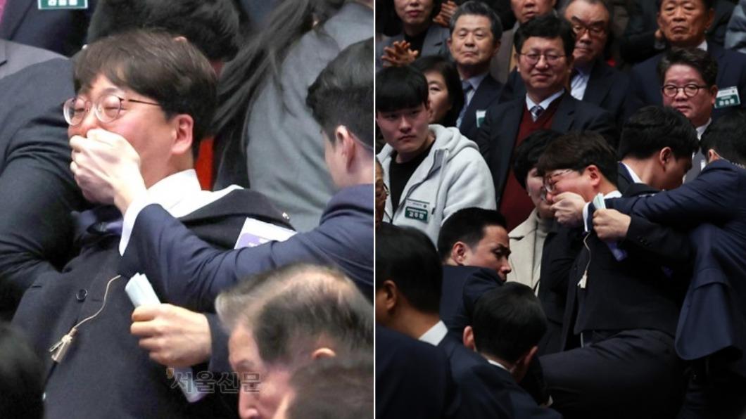 進步黨議員姜聖熙在18日的活動中被總統尹錫悅的隨扈摀住嘴巴、架離會場。（圖／翻攝自X@koryodynasty）