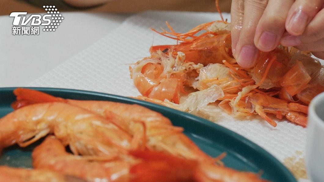 40多歲男子爽吃60隻蝦慘爆急性腸阻塞。（示意圖／Shutterstock達志影像）