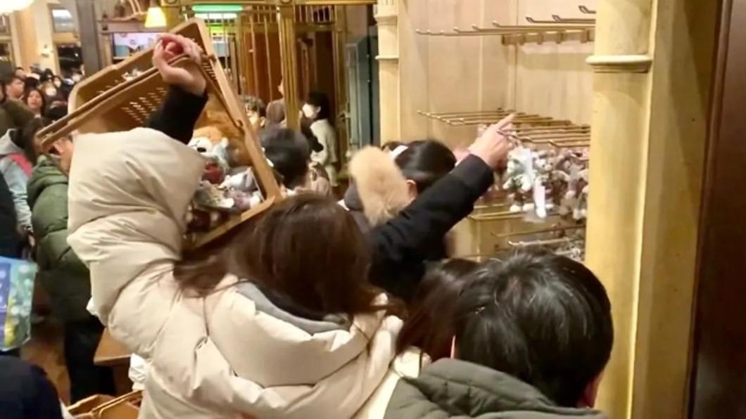 中國人擠東京迪士尼「蝗蟲過境」，瘋搶達菲熊太恐怖！日本人嚇到怕爆。（圖／翻攝自X平台）