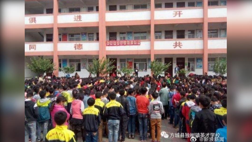 河南省一所學校宿舍19日晚發生大火，已致13人死亡。（圖／翻攝自微博）