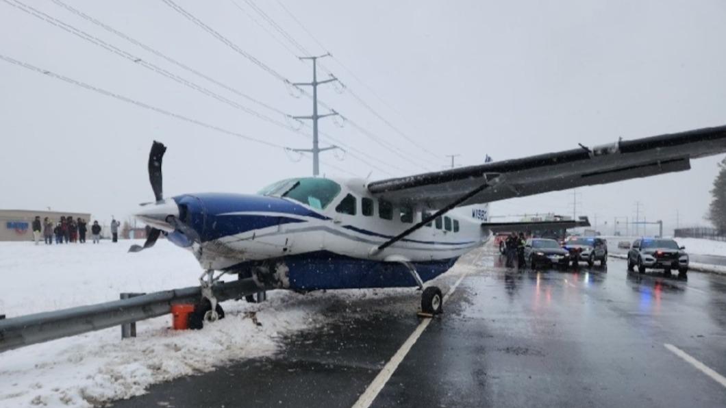 美國維吉尼亞州驚傳小型飛機迫降在公路上的事件。（圖／翻攝自ABC News）