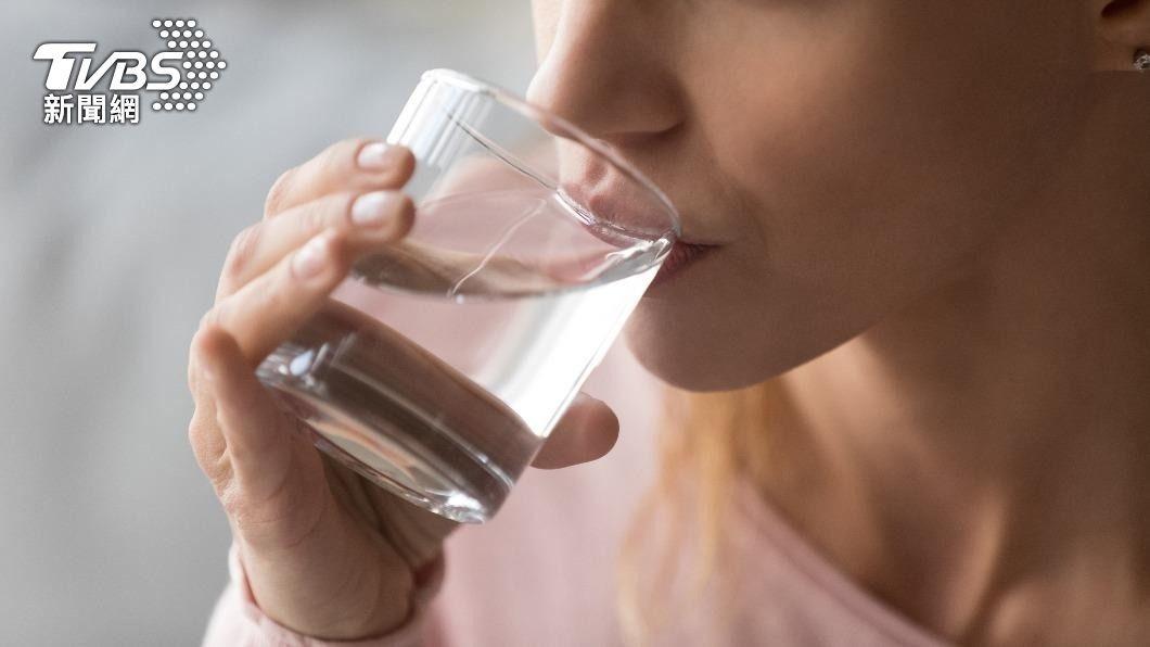 喝水也可能吃進塑膠。（示意圖／shutterstock 達志影像）