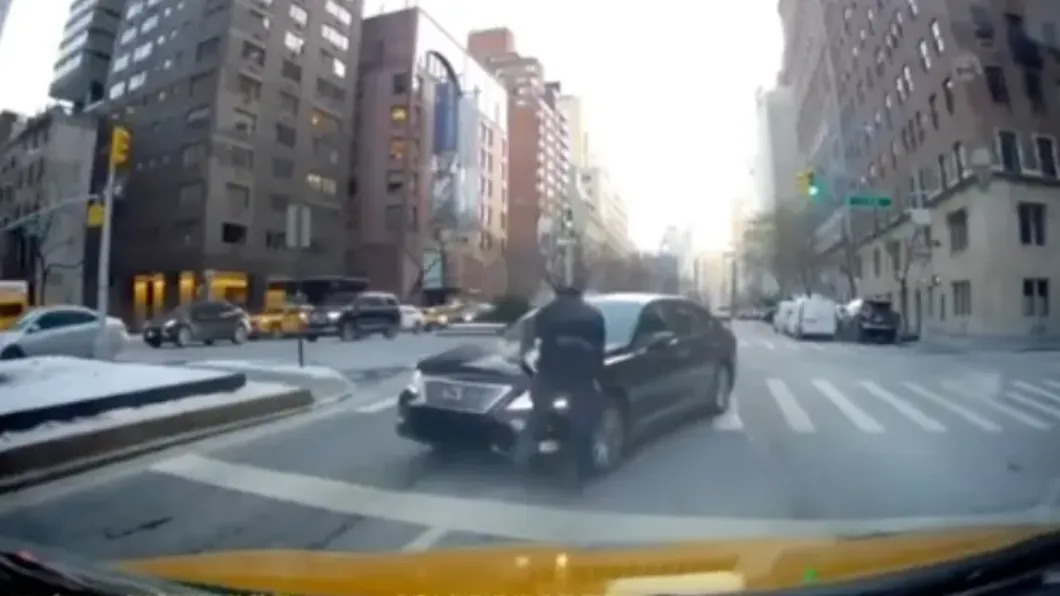 紐約24歲的女子開車衝撞警方。（圖／翻攝自紐約郵報）