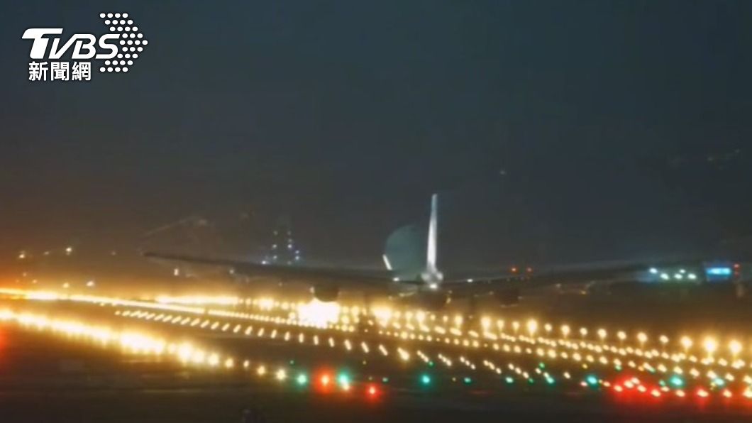 華航CI919班機於20日晚間7時31分折返桃園機場降落。（圖／TVBS）