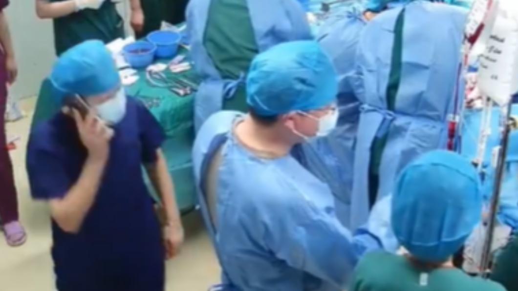 產婦突發羊水栓塞致命性併發症，動員20多名醫護搶救。（圖／翻攝自微博）