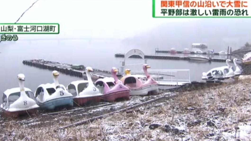 台灣人喜愛的景點富士山河口湖飄雪。（圖／翻攝news.tv-asahi）
