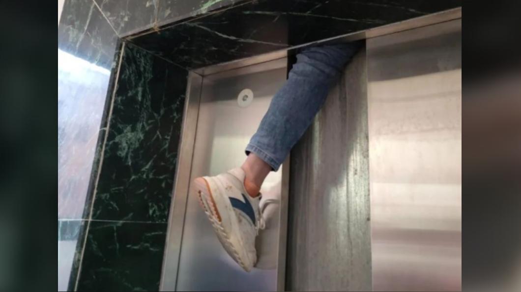 深圳一名男子在的大腿遭電梯卡住。（圖／翻攝自新電梯網）