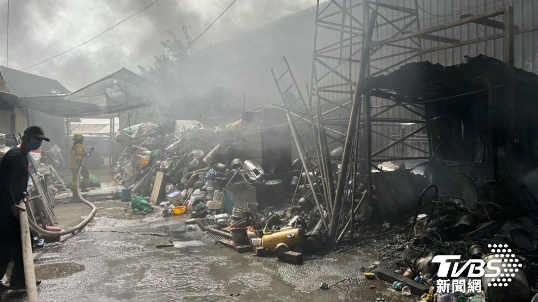 高雄市鳥松區一處工廠遭到火勢波及，現場一片焦黑狼藉。（圖／TVBS）