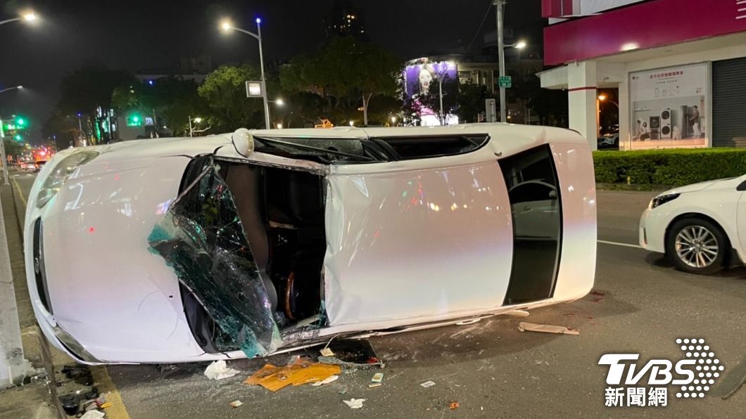 洪男駕駛的白色轎車當場被撞翻，連擋風玻璃都整片掀飛。（圖／TVBS）
