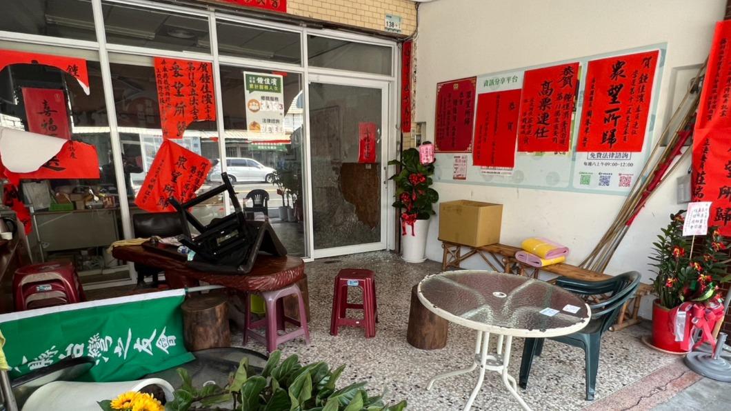 民進黨立委鍾佳濱的服務處遭不明人士入侵砸毀。（圖／民眾提供）