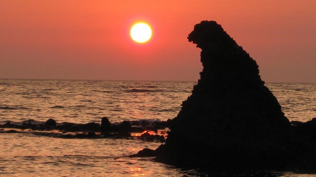 珠洲市一座礁岩外型酷似「哥吉拉」。（圖／翻攝自日本石川縣旅遊情報臉書）