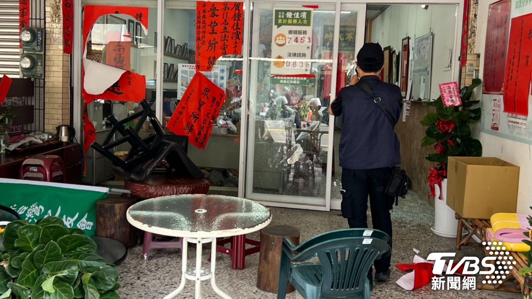 民進黨屏北立委鍾佳濱服務處今天遭砸。（圖／TVBS）