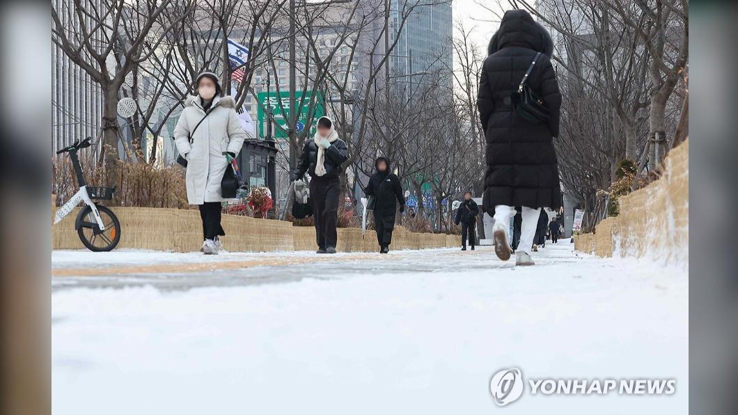 韓國首爾22日上午低溫降至攝氏零下10度。（圖／翻攝韓聯社Yonhapnews）