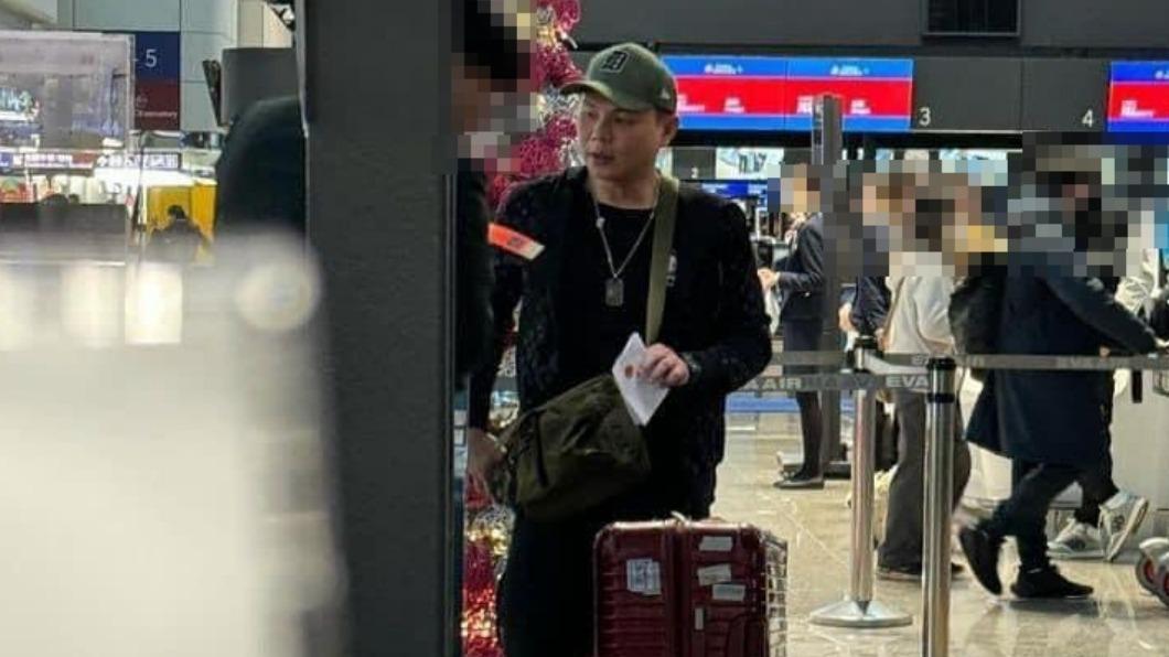 超哥被網友拍下在機場托運行李。（圖／翻攝記者爆料網）