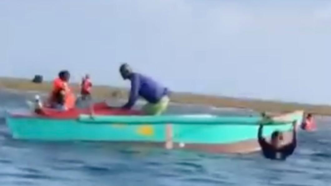 菲律賓漁民遭到中國海警追趕。（圖／翻攝自馬尼拉公報）