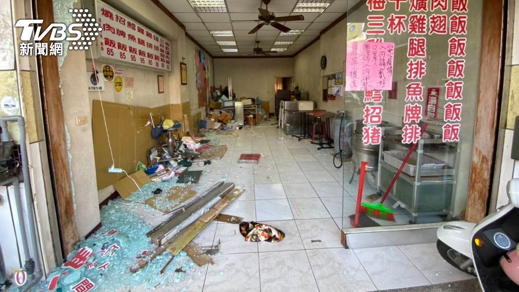 被撞的便當店半側玻璃門被撞碎，店內滿目瘡痍。（圖／TVBS）