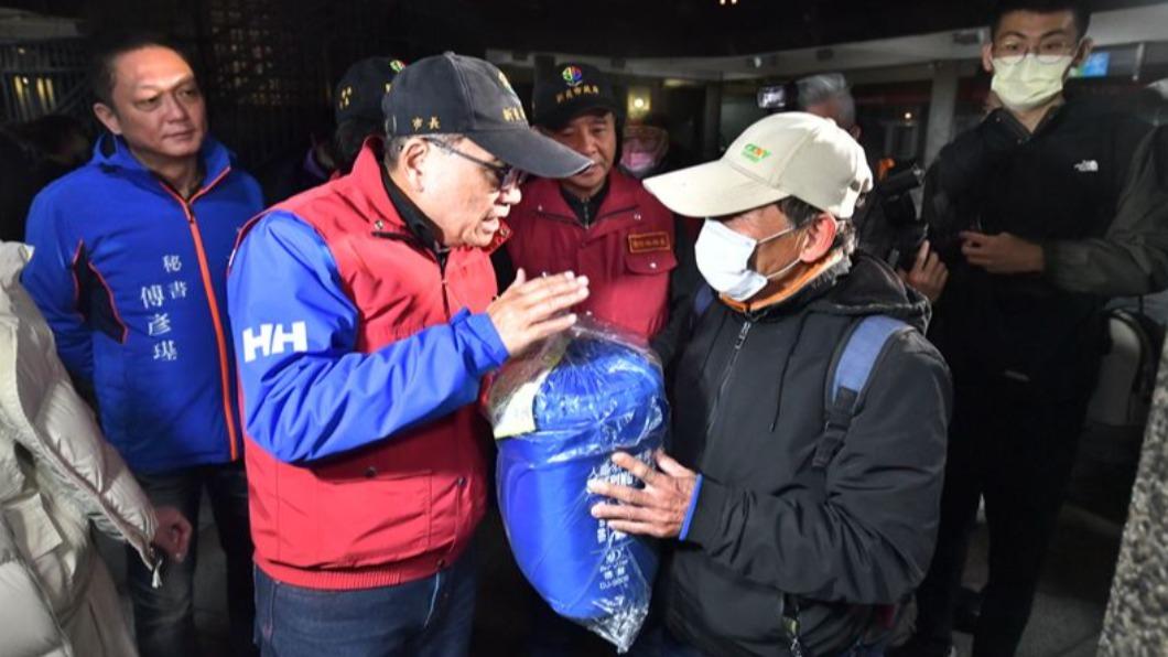 Hou Yu-ih aids homeless in cold snap initiative (Courtesy of New Taipei City Government) Hou Yu-ih aids homeless in cold snap initiative