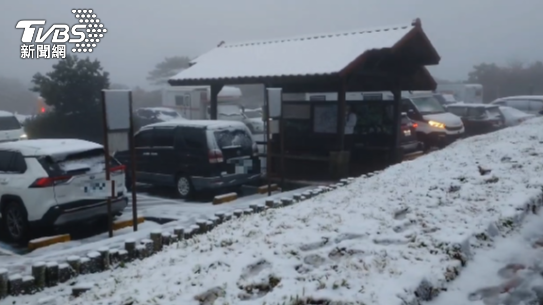 陽明山二子坪遊客服務站被大雪覆蓋。（圖／TVBS）