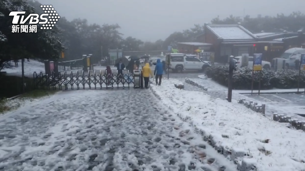 陽明山下雪，民眾興奮上山追雪。（圖／TVBS）