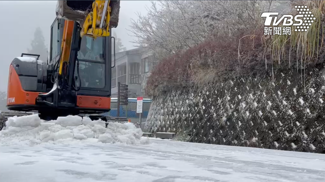 工作人員出動挖土機剷除路面積雪。（圖／TVBS）