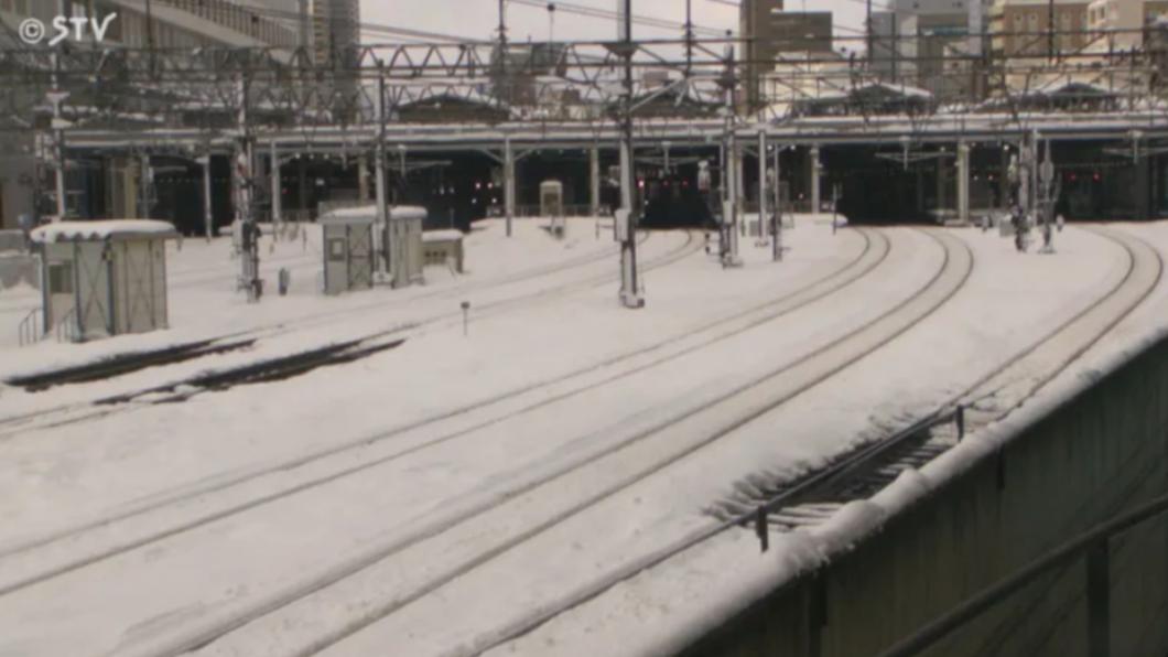 北海道受暴風雪影響，多班列車停駛。（圖／翻攝自STV）