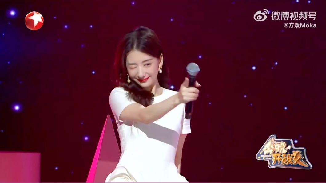 方媛出場時還跟著老公的歌跳舞，做出招牌姿勢。（圖／翻攝自微博）