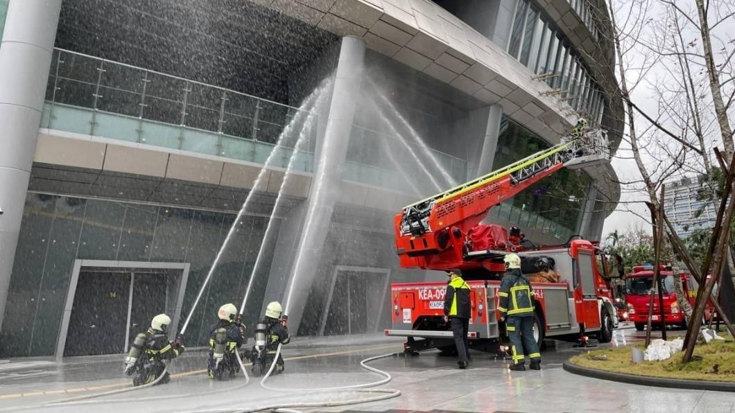 此次大巨蛋自衛消防編組人員60名，臺北市政府消防局消防人員約110名、各式救災救護車輛21部參與演習。（圖／臺北市政府消防局提供）
