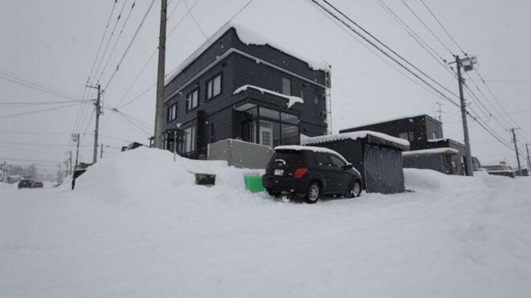 事發現場附近，當時死者正在自家房屋旁清理積雪。（圖／翻攝自TBS NEWS DIG）