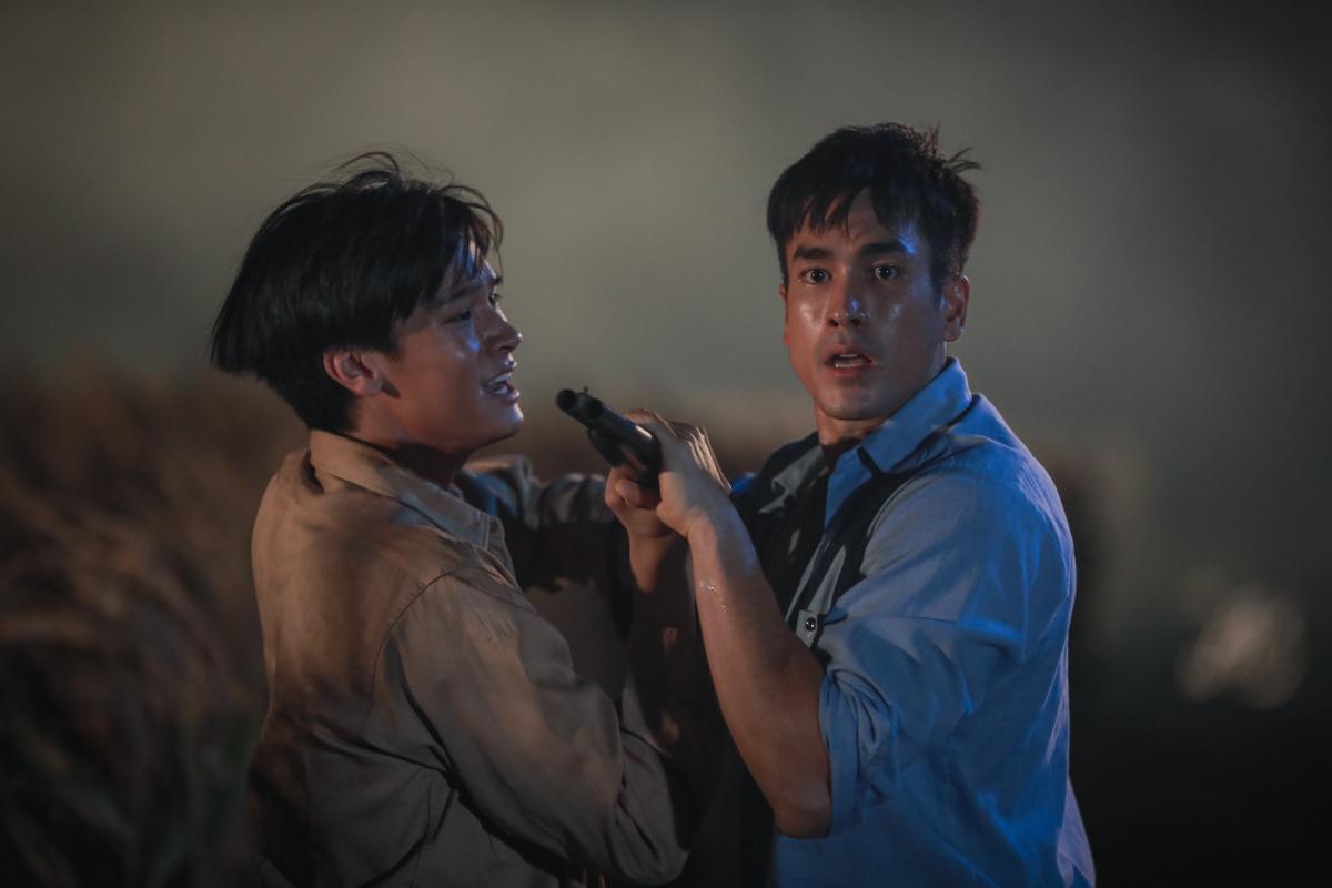 大哥亞克舉槍驅逐女鬼卻差點誤殺人，三弟阿佑急忙阻止他。（圖／威視提供）